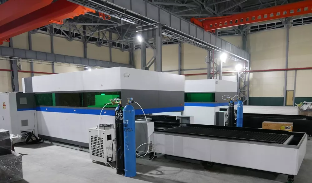 FL-L1560FEHR-1000-D220-Raycus Лазерный станок для резки листового металла и труб со сменным столом и кабинетной защитой