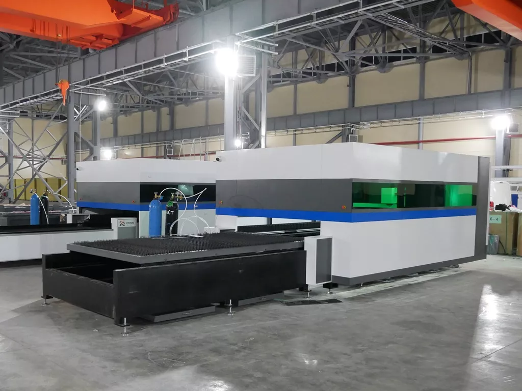 FL-L2040FEHR-1000-D220-Raycus Лазерный станок для резки листового металла и труб со сменным столом и кабинетной защитой