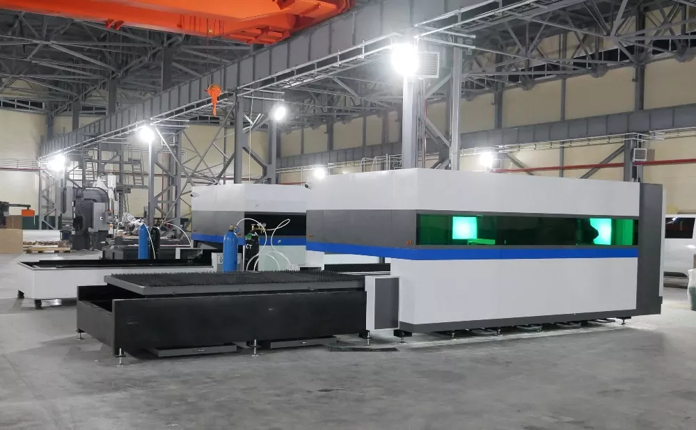 FL-L2060FHE-1000-Raycus Лазерный станок для резки листового металла с кабинетной защитой и сменным столом